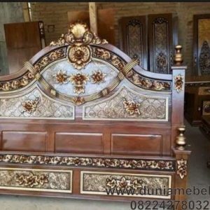 Tempat tidur ukiran jepara